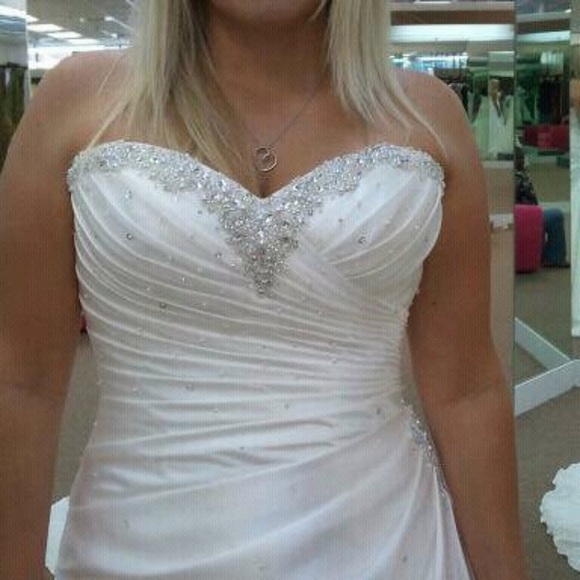 Beautiful sweetheart style wedding dress - Picture 3 of 7